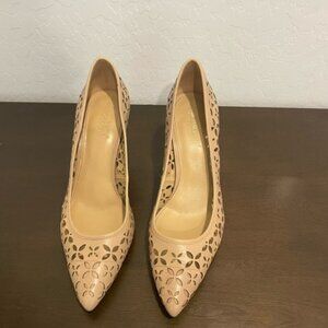Michael Kors " FLEX " Classic Beige Lasered Mid Heel Pumps 8.5M EUC